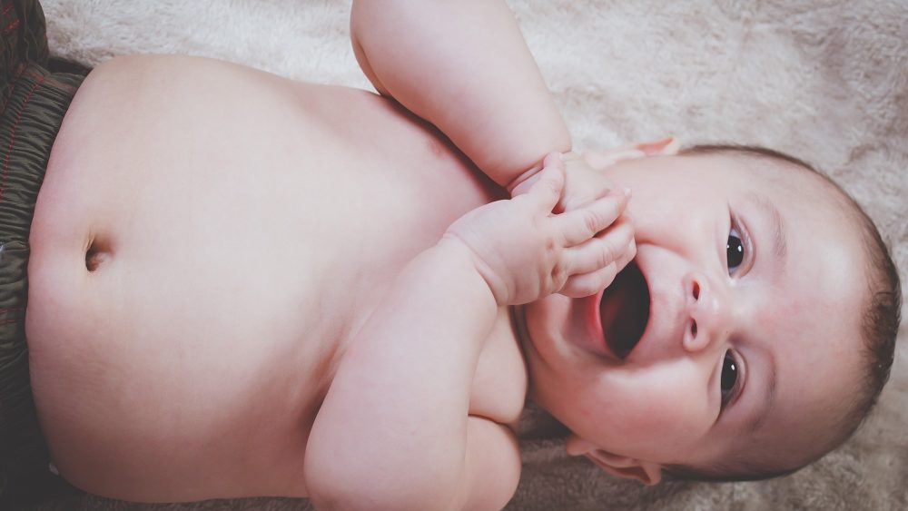 masaje de abdomen en bebé